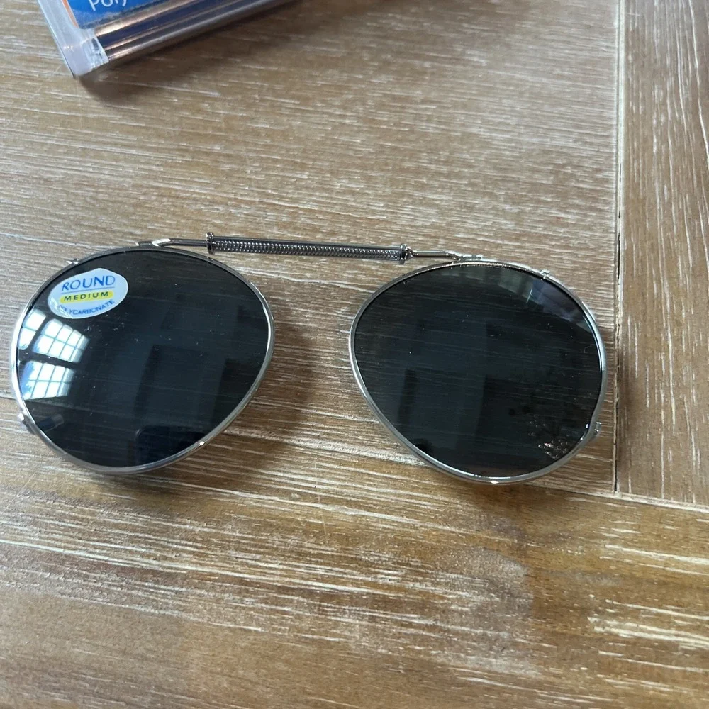 NOS SunCover Sun Cover Clip‎ On Polarized Lenses New in Case Oval Silver Frame